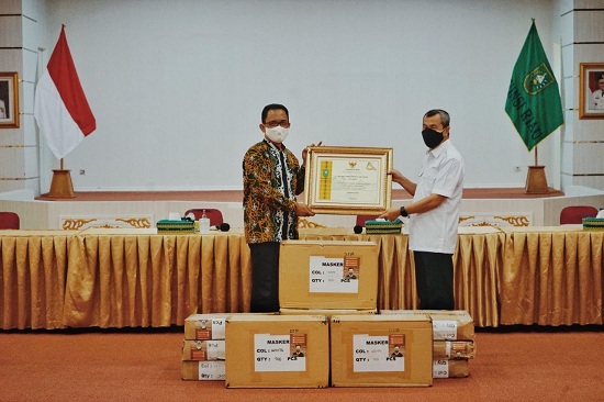 Serahkan Ratusan Ribu Masker ke Pemprov Riau, Gubernur Riau Apresiasi Bantuan RAPP